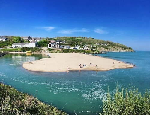 Beautiful coastal retreat with sea views, 100m to Aberporth Beach!