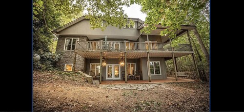 Beautiful 4 bedroom home on Lake Hartwell