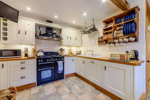 Beautiful three bedroom family friendly Costwold holiday cottage - Rose Tree Cottage,  Stroud