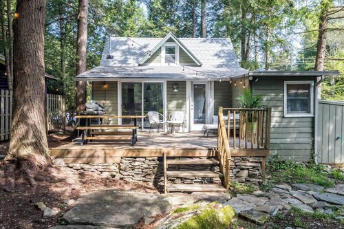 Boutique Cabin w/ Lake Access, Canoe, SUPs, Inner Tubes, BBQ, Fire Pit, Fireplace—Renovated & Chic