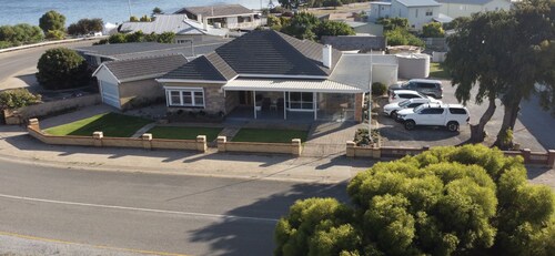 Stansbury Holiday Home adjacent to the Caravan Park