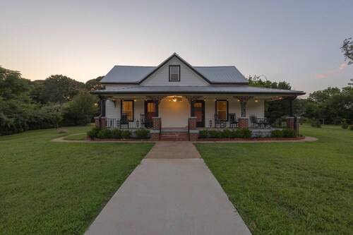 The Bulldog Farmhouse - 100+ year old home