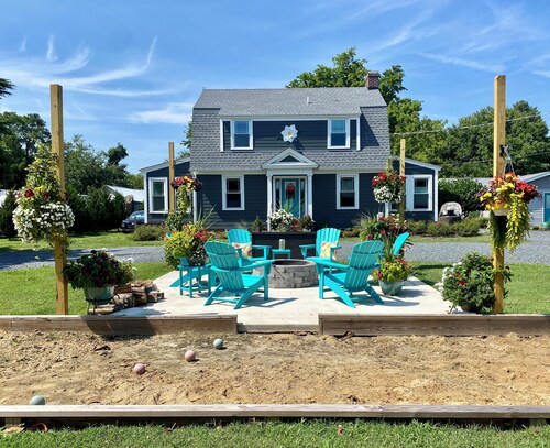 Minutes to the BEACH! Boat friendly, fire pit, bocci & large yard for famly fun!