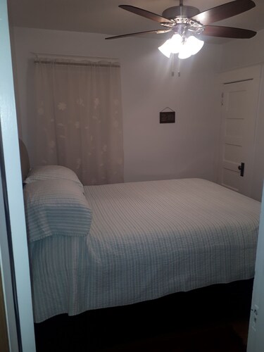 Fully equipped two bedroom house close to Writing on Stone Park