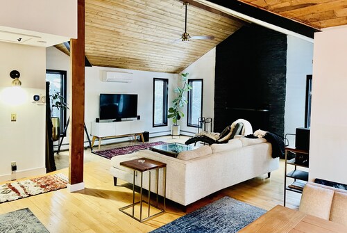 Sugarbush Haus, our Chic Sugarbush VT Retreat close to mountain Sleeps 10