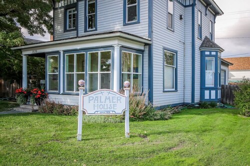 Palmer House, Studio 2, Cozy Downtown Space, Sleeps 4!