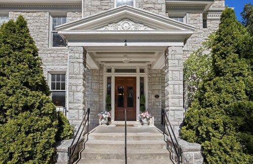 Historic 9 BR/10 bath with putting green/ splash pad