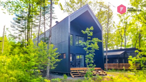 ⭐ La Fleur Urbaine de Portneuf 🌹 2.5 bathrooms, Hot tub, Sauna and Pool ⭐