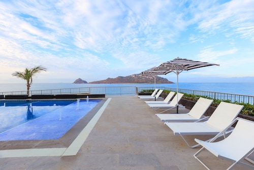 Courtyard By Marriott Mazatlan Beach Resort