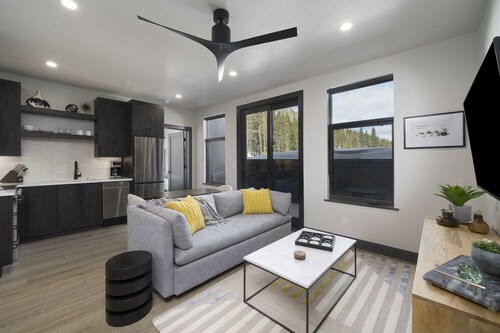 New! Park Ave Flat 3, Brand new Luxury Condo, Minutes to Everything!