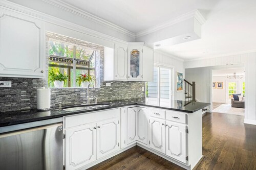 Luxury Home: Heated Pool (Still Open!), Hot Tub, 4 Kings, Near Chicago