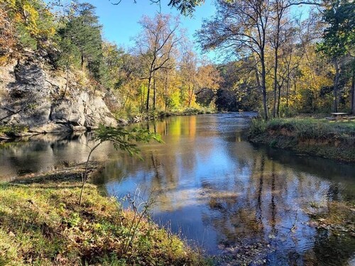 Spacious Cabin on Cedar Creek, Shenandoah's hidden getaway!