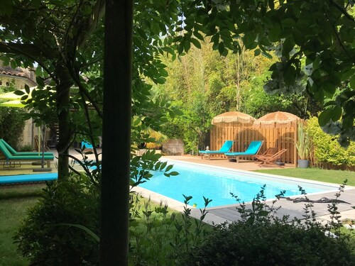Gîte 30 minutes from Bordeaux, set in wooded grounds with swimming pool