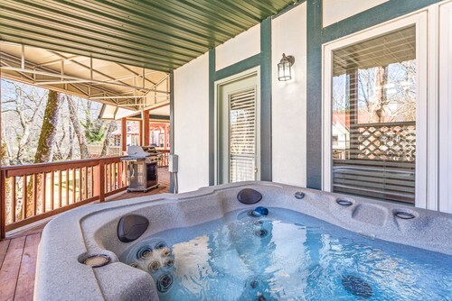 ★ Scenic River Stay ★ Hot Tub + Steps to Downtown ★