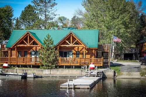 Escape to your cozy 2-bedroom cabin near Voyageurs National Park