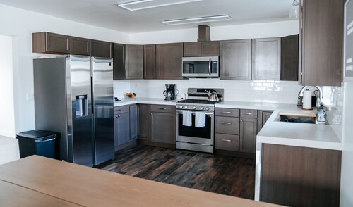 New Glacier Retreat!! Modern, Clean Cowispell Haus: Walk to Downtown Kalispell
