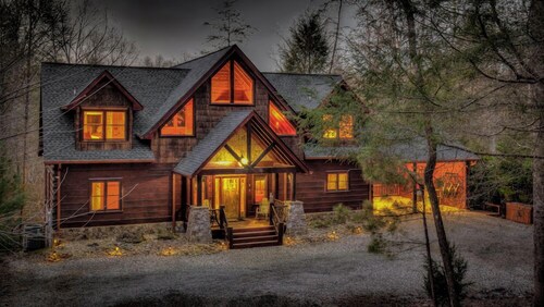 Bearfoot Lodge - Pet Friendly | Hot Tub | River front | Pool Table | Shuffleboard