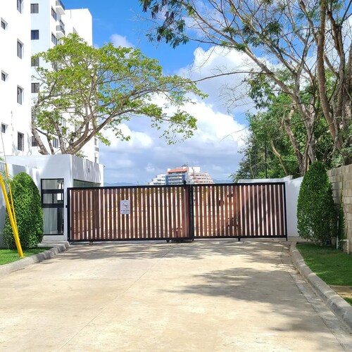 Torre de lujo con piscina y seguridad