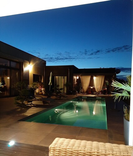 10 minutes from Bergerac, contemporary villa in the Monbazillac vineyards