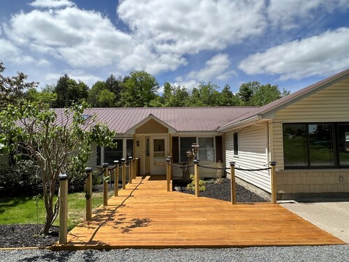 Riverhouse NEW renovation, riverfront, game rm, fishing, swimming, paddle sports