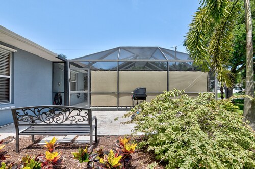 🍹🌞 Cove Paradise! Heated Saltwater Pool, Poolside TV, Near Beaches, Wifi!