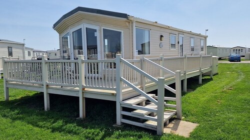 Weeping willow - 3 bedrooms with decking sleeps 8