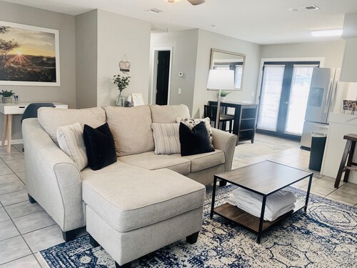 Cozy & Hip 2-bedroom home - 5 min from Downtown