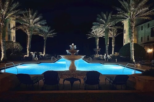2BR Pool front view- no carpet- balcony- near historic district & beaches