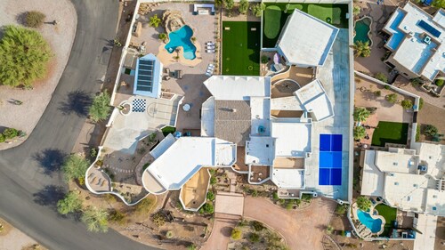 8 Bedroom, 6 Baths, Double Water slide Pool, Pickleball Court