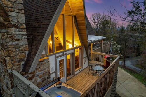 Peak Leaf peeping season in Gatlinburg, Mountain and National Park views