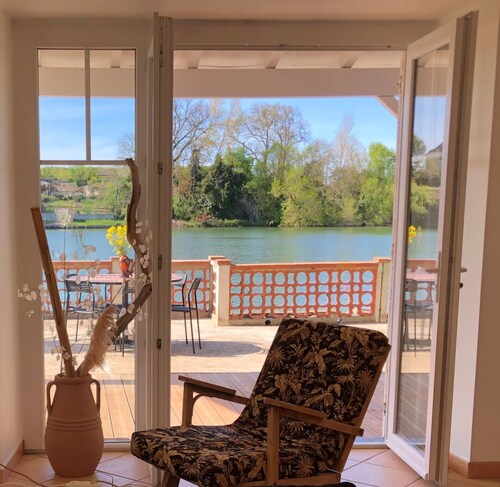 CHARMING WATERFRONT GITE WITH PRIVATE PONTOON, ROWBOAT AND CANOE