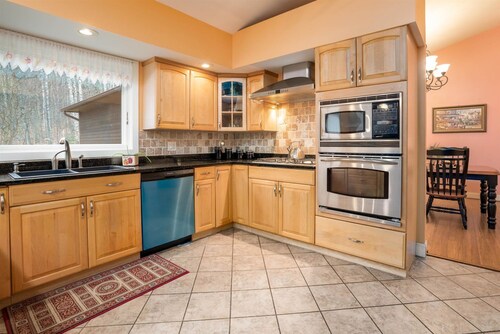 Expansive mountainside retreat, close to Stowe, Smuggler's Notch, Jay