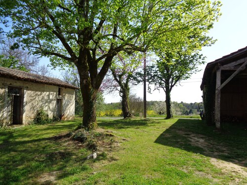 Gßte rural pour 2-4 personnes prÚs de Chalais, idéal pour les invités de mariage