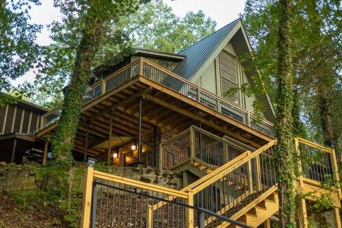 Multi-generational retreat on Wilson Lake w/game room, firepit & pier