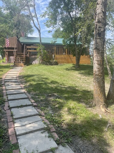 Cozy Cabin next to Lake Metigoshe