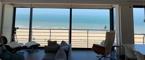 Renovated 3-bedroom flat with superb panoramic sea views
