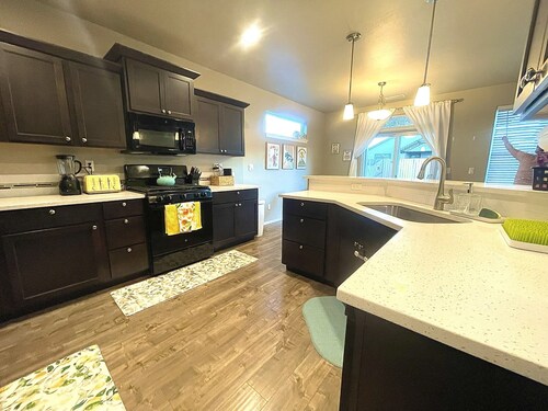 Top Rated! Bring the kids, BIG backyard! Sleeps 12. Fast WIFI.