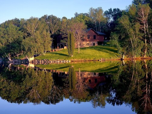 5 bed, 2 bath Lake Home, screen porch, 2 kayaks, patio, otter island.