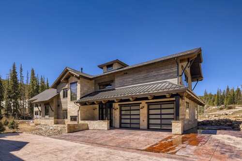 Summit Grove Lodge ~ 5 King Suites, Ski in/out, Hot Tub, Movie Theater ~ Sleeps 26