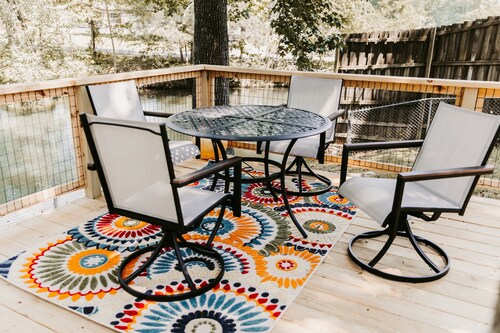 3BR Cozy Bohemian Lakehouse w/Quirky Attic Fenced Yard Fast Wifi Pet Friendly