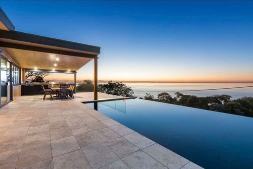 The Ocean's Edge, Luxury Entertainer with Views