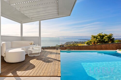 Bayview Luxe Entertainer | Pool & World Class View