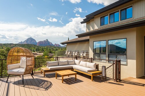 Expansive 270° Red Rock Views, nearby Hiking, Hot Tub, 4-minute walk to uptown!