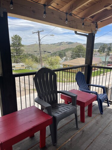 Quaint 2 Bedroom Cabin located in the heart of the Black Hills with garage