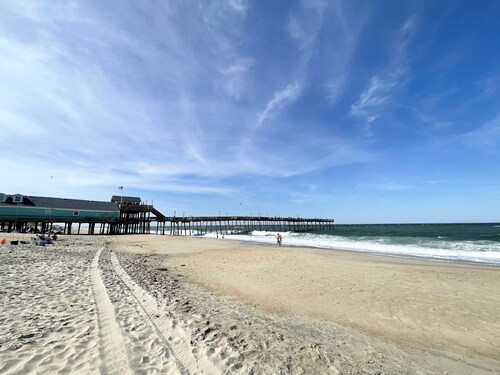 Updated & roomy 4BR coastal home. Sleeps 10. 6 beds. Great area. 3 nite minimum!