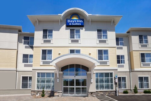 Days Inn & Suites by Wyndham Altoona