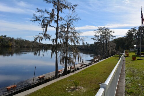 Suwannee Gables Motel and Marina