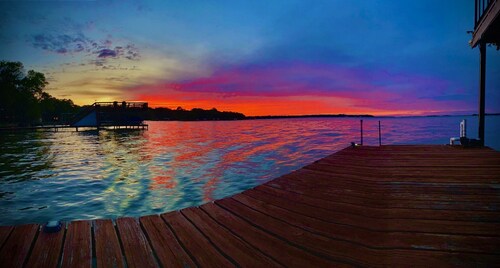 Beautiful Cedar Creek Lake Romantic Cottage Lakeside