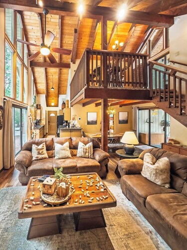 Pinecone Cottage • Hot Tub • Firepit, Espresso, Rec Center Pool, SUP, A/C