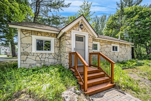 Stone home two blocks from the lake & downtown with gas grill & free WiFi